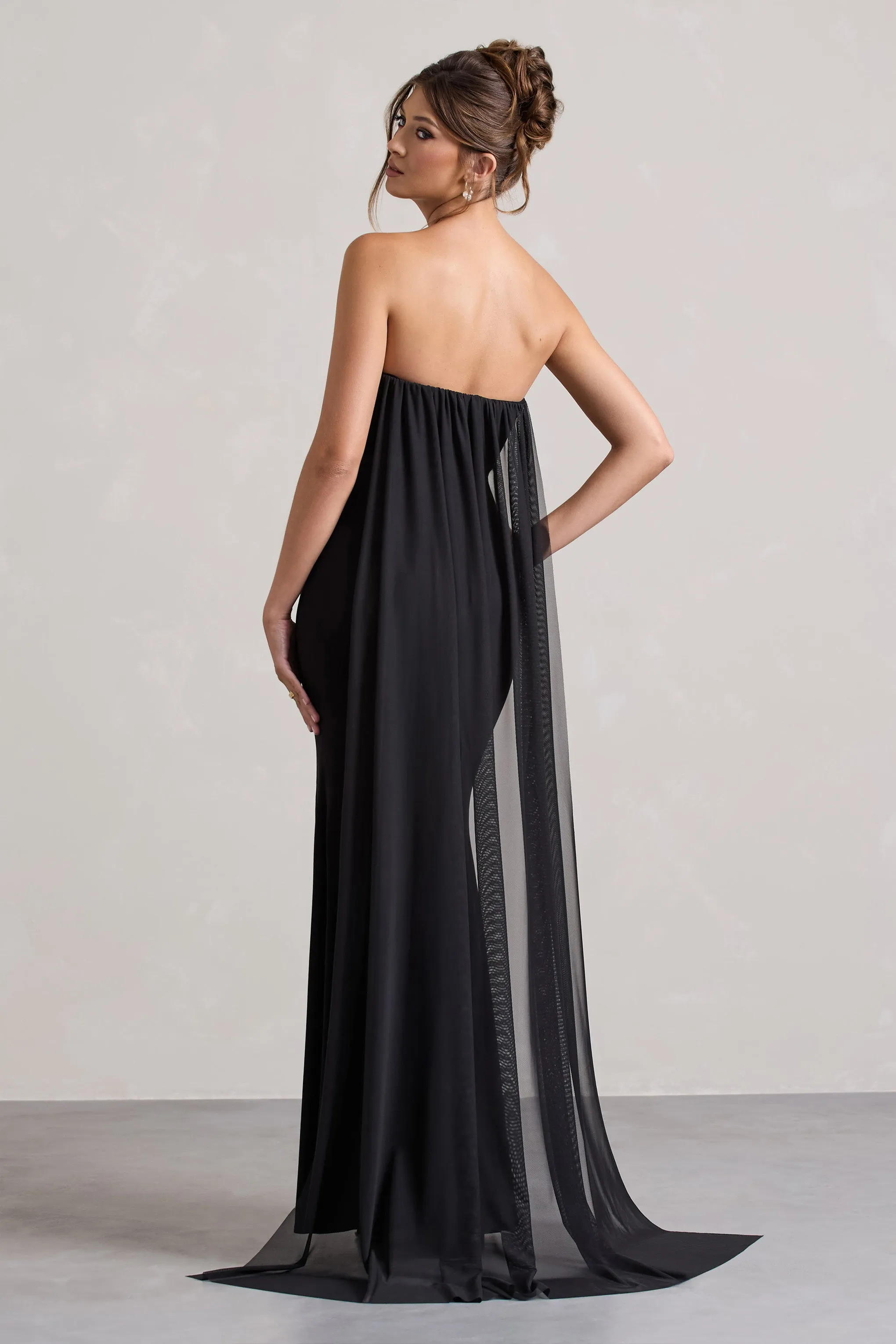 More To Come | Robe longue noire sans bretelles avec drapé et cape ornée d'un corsage