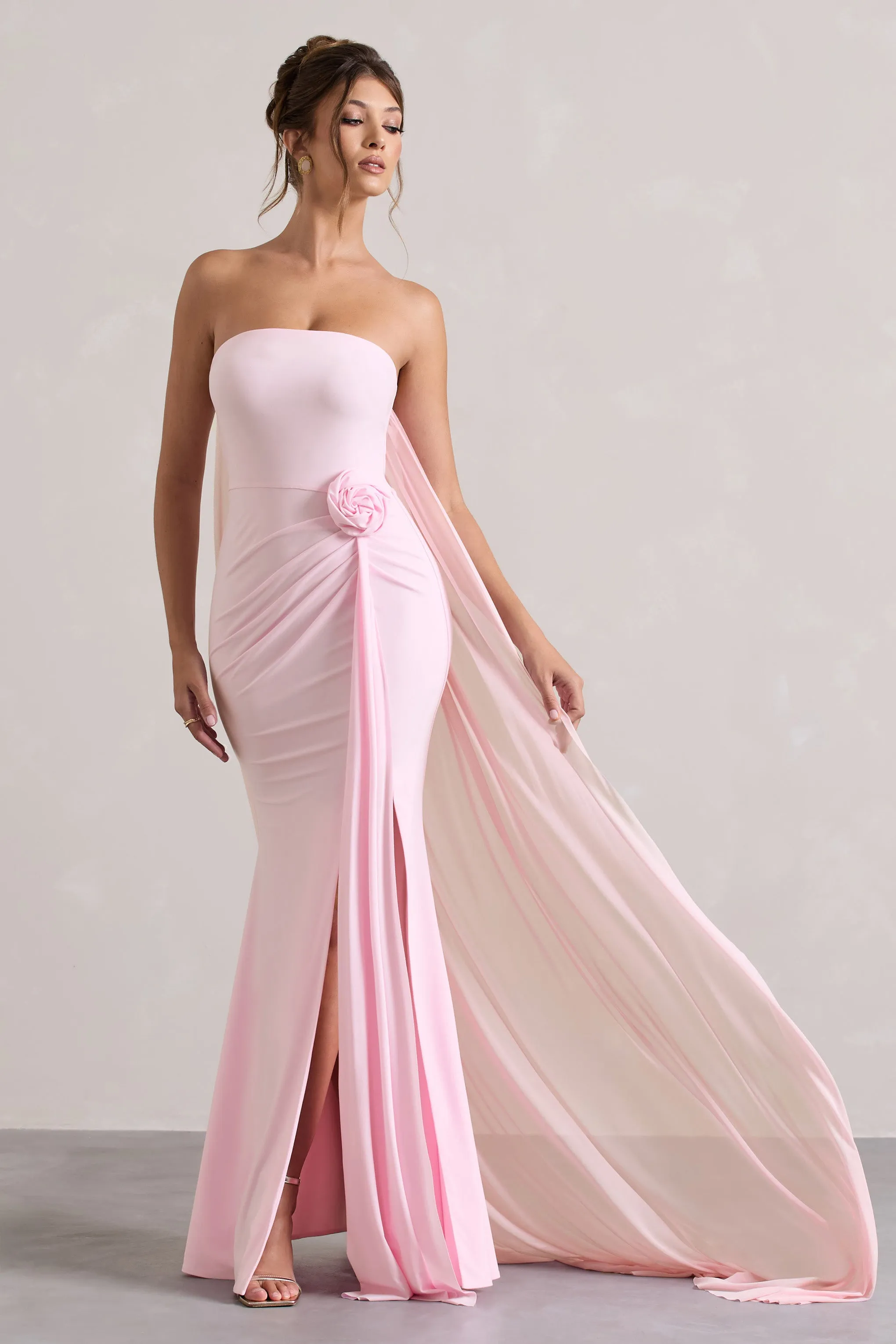 More To Come | Robe longue rose sans bretelles avec drapé et cape ornée d'un corsage