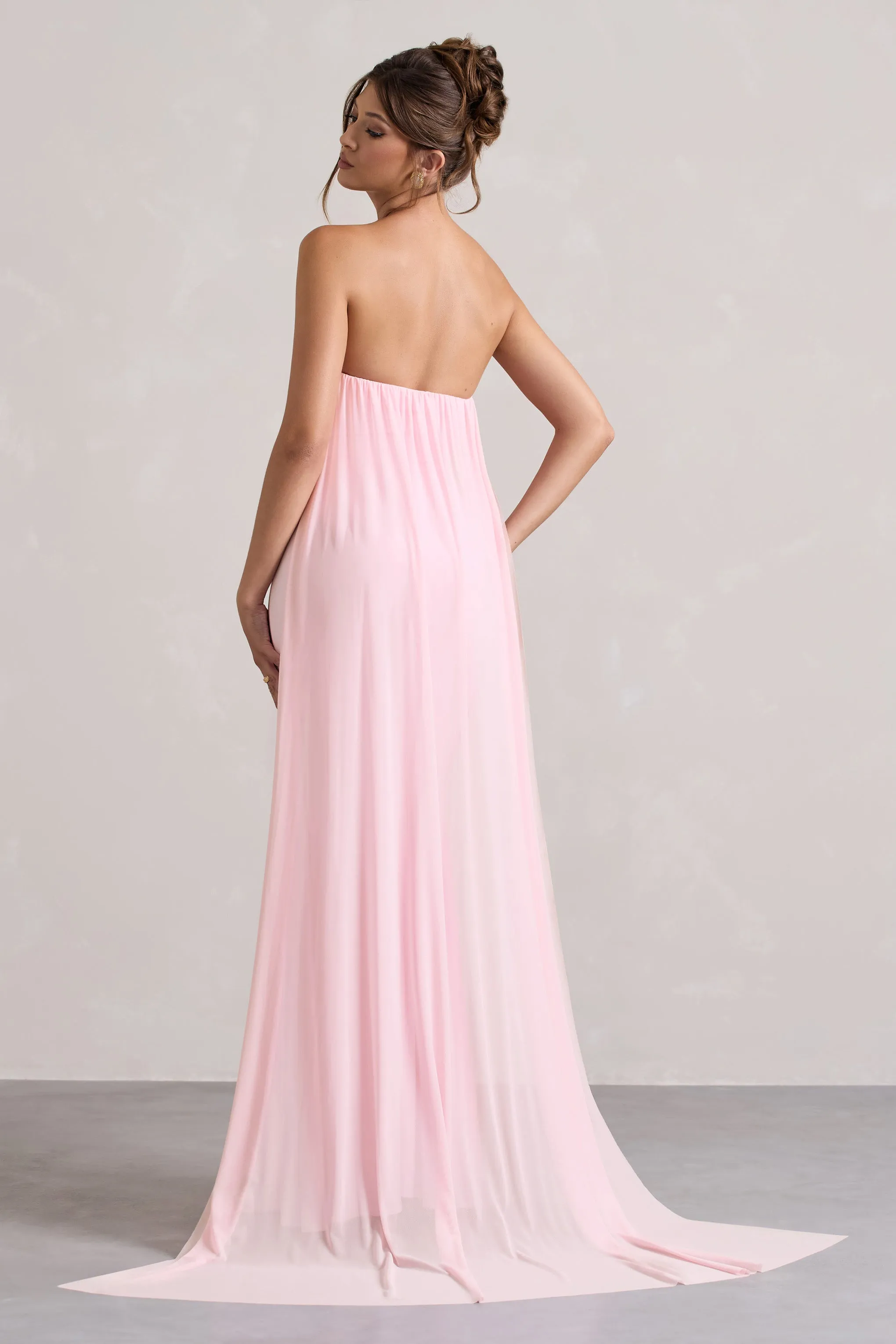 More To Come | Robe longue rose sans bretelles avec drapé et cape ornée d'un corsage