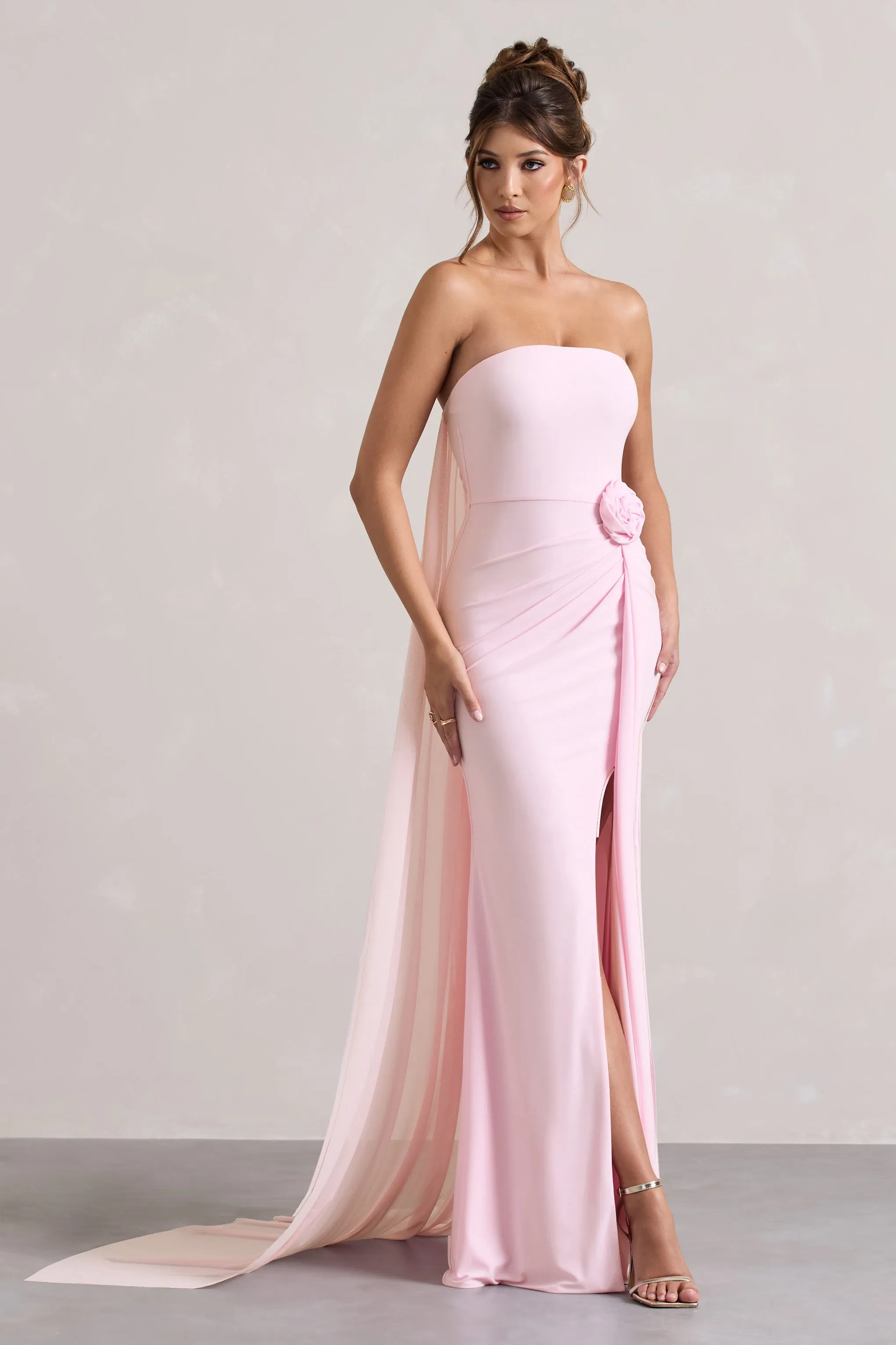 More To Come | Robe longue rose sans bretelles avec drapé et cape ornée d'un corsage