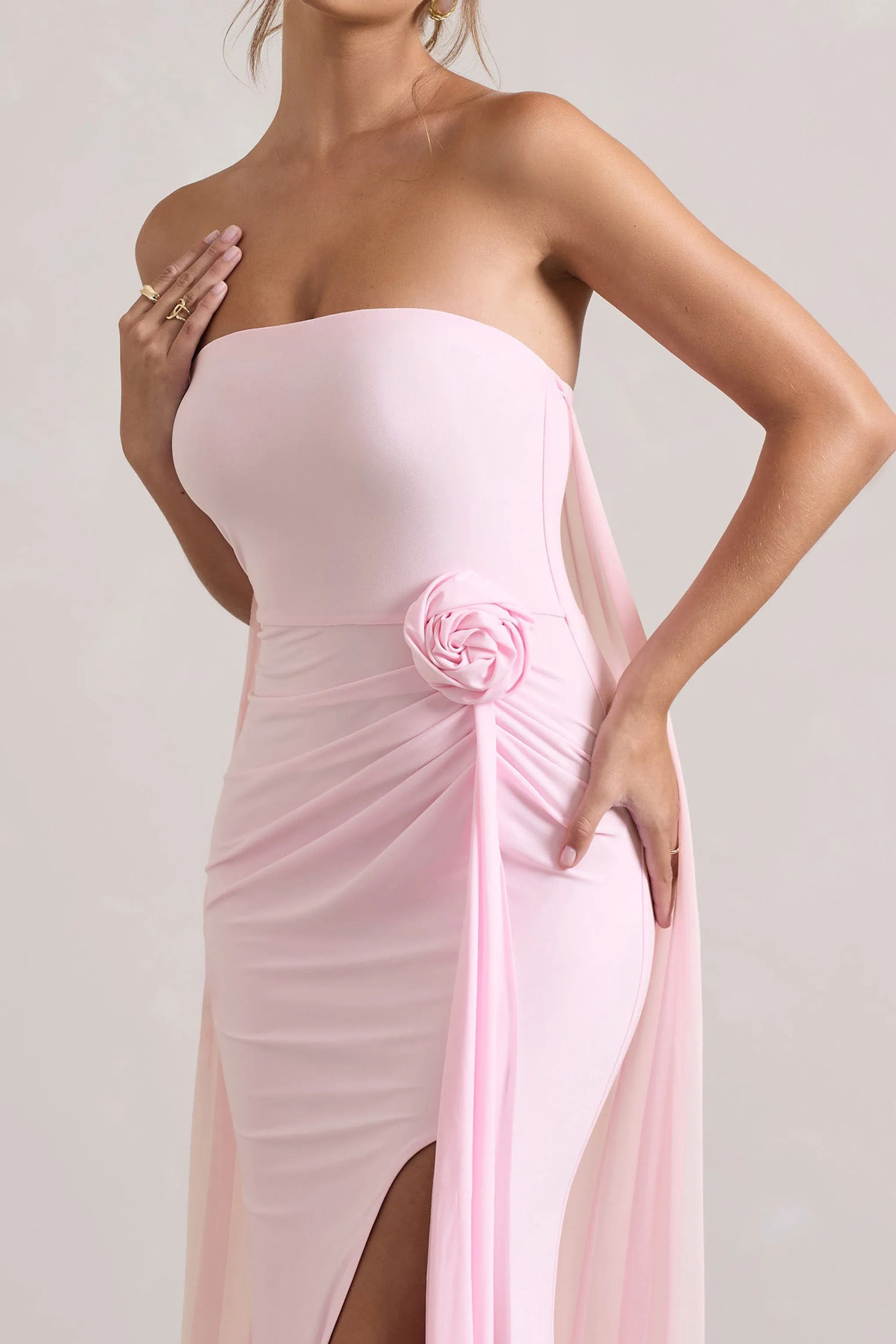 More To Come | Robe longue rose sans bretelles avec drapé et cape ornée d'un corsage