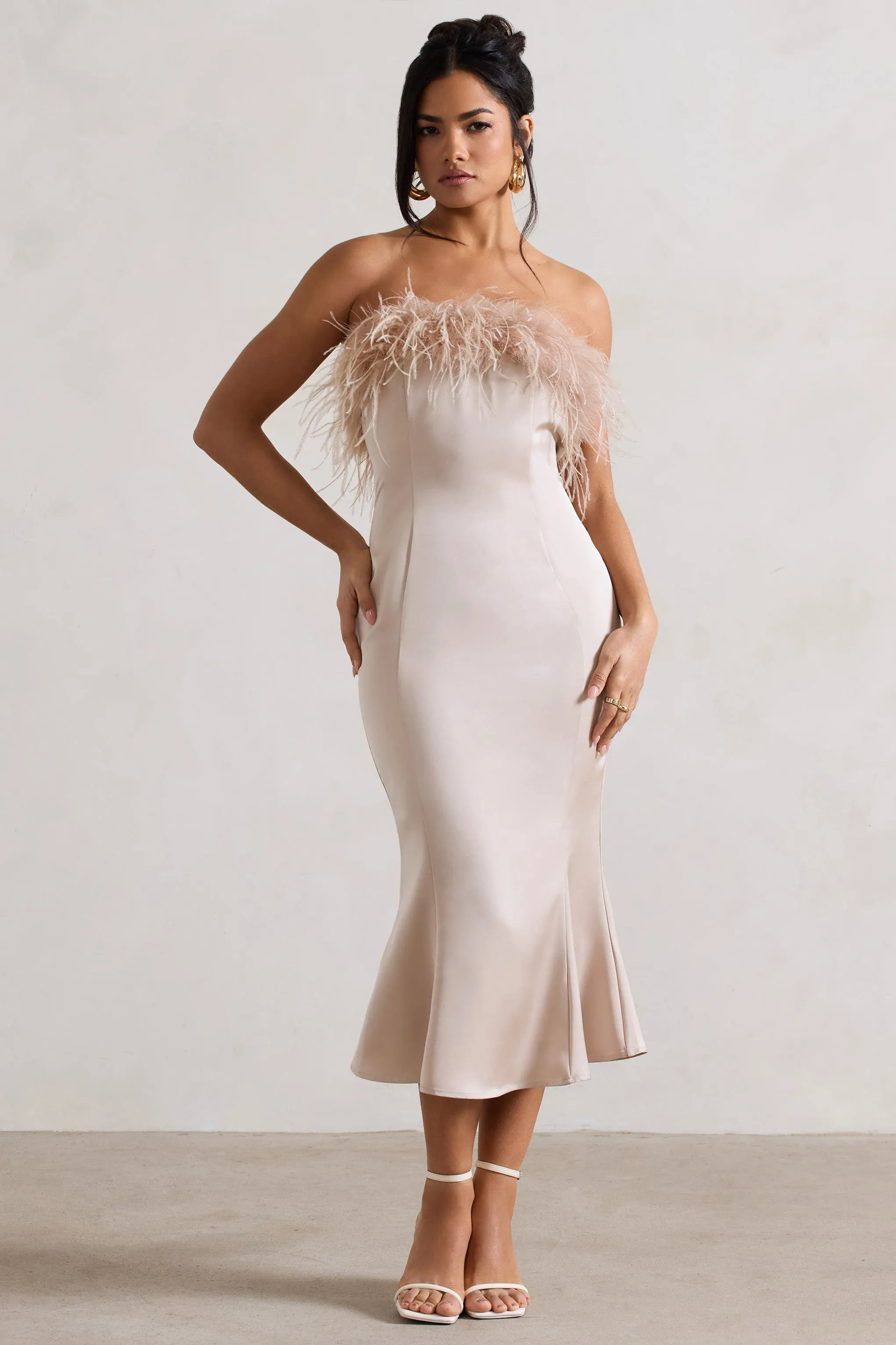 One And Only | Robe mi-longue en satin champagne et bordure de plumes