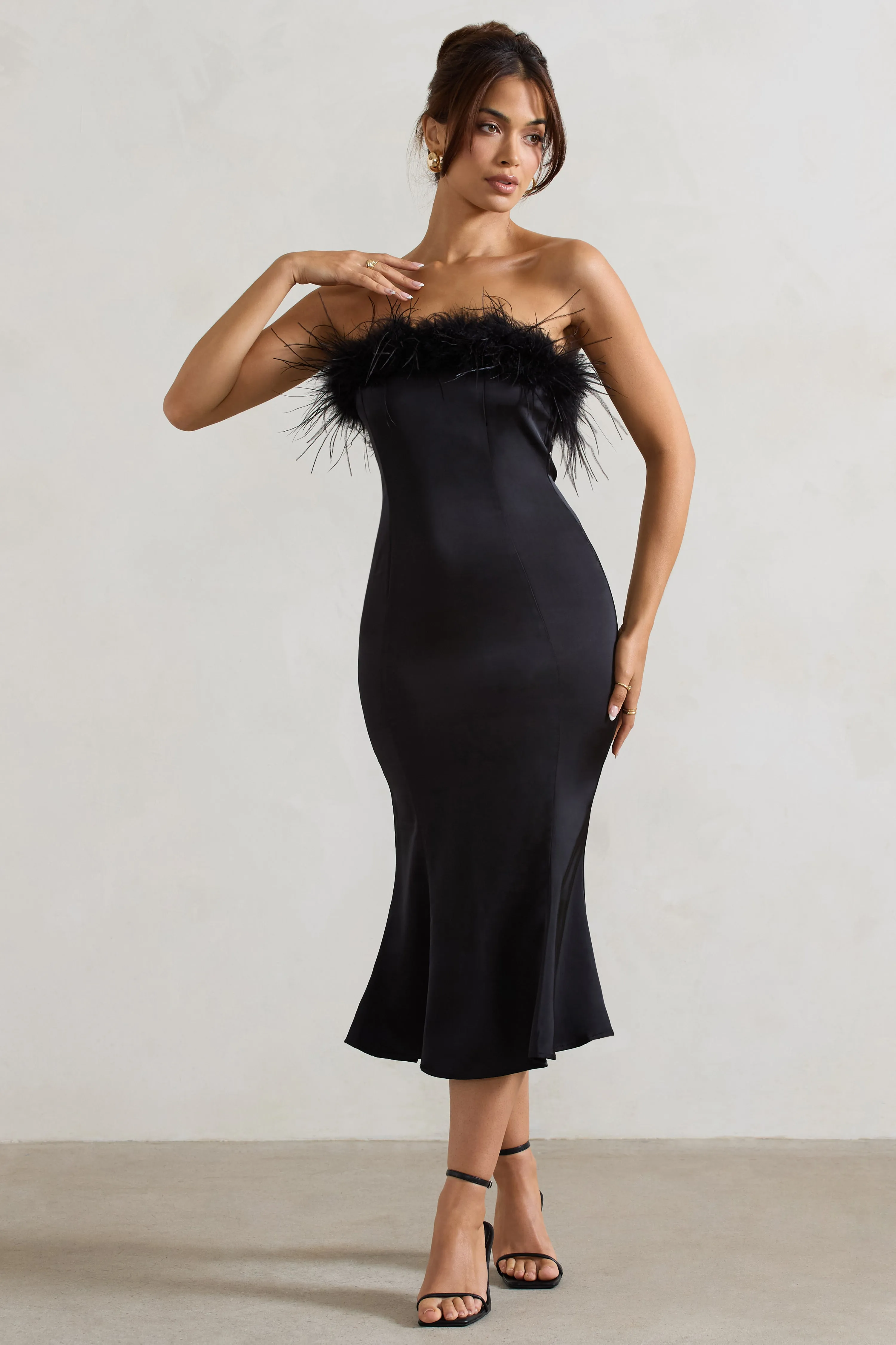 One And Only | Robe mi-longue en satin noir et bordure à plumes