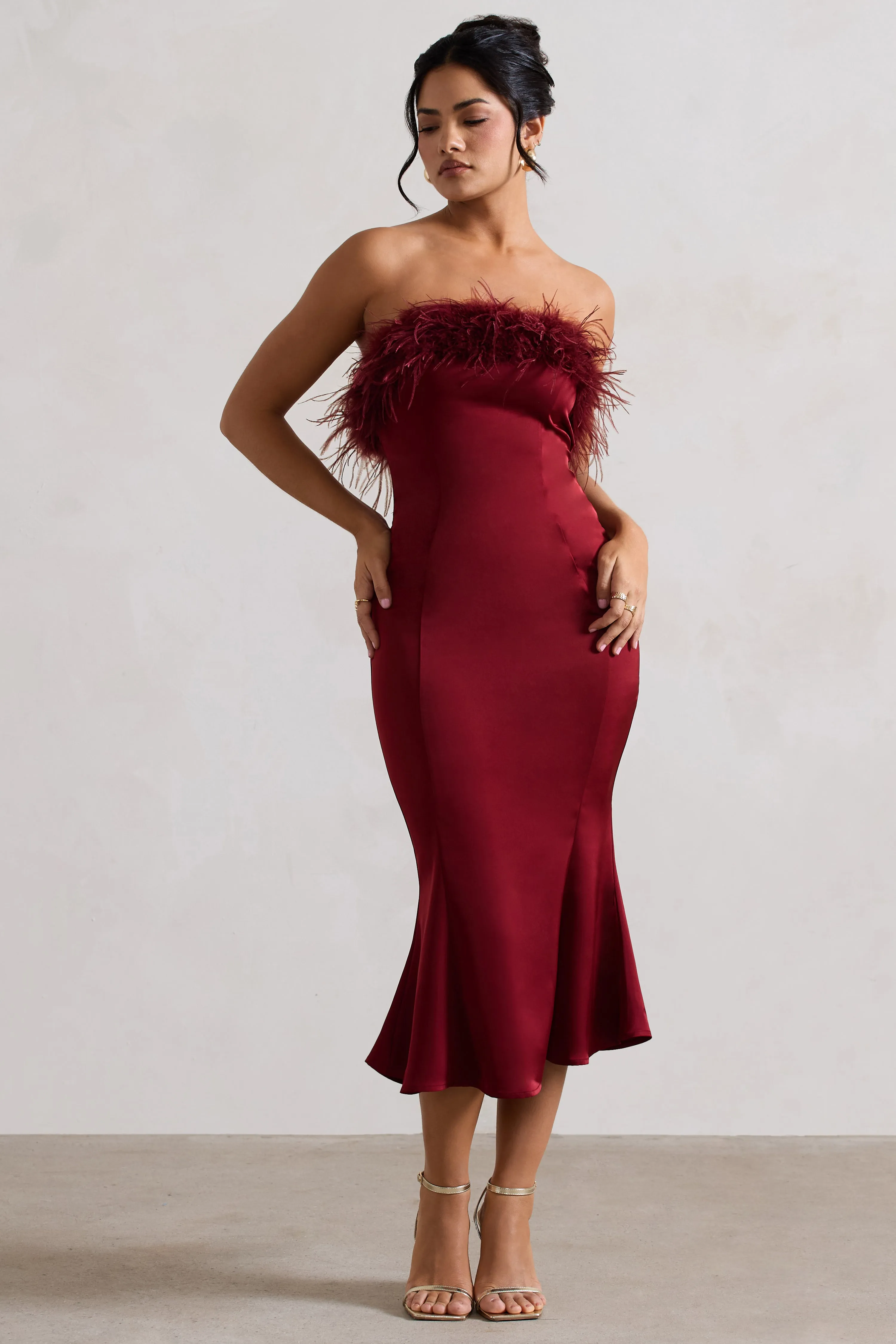 One And Only | Robe mi-longue en satin rouge cerise et bordure à plumes