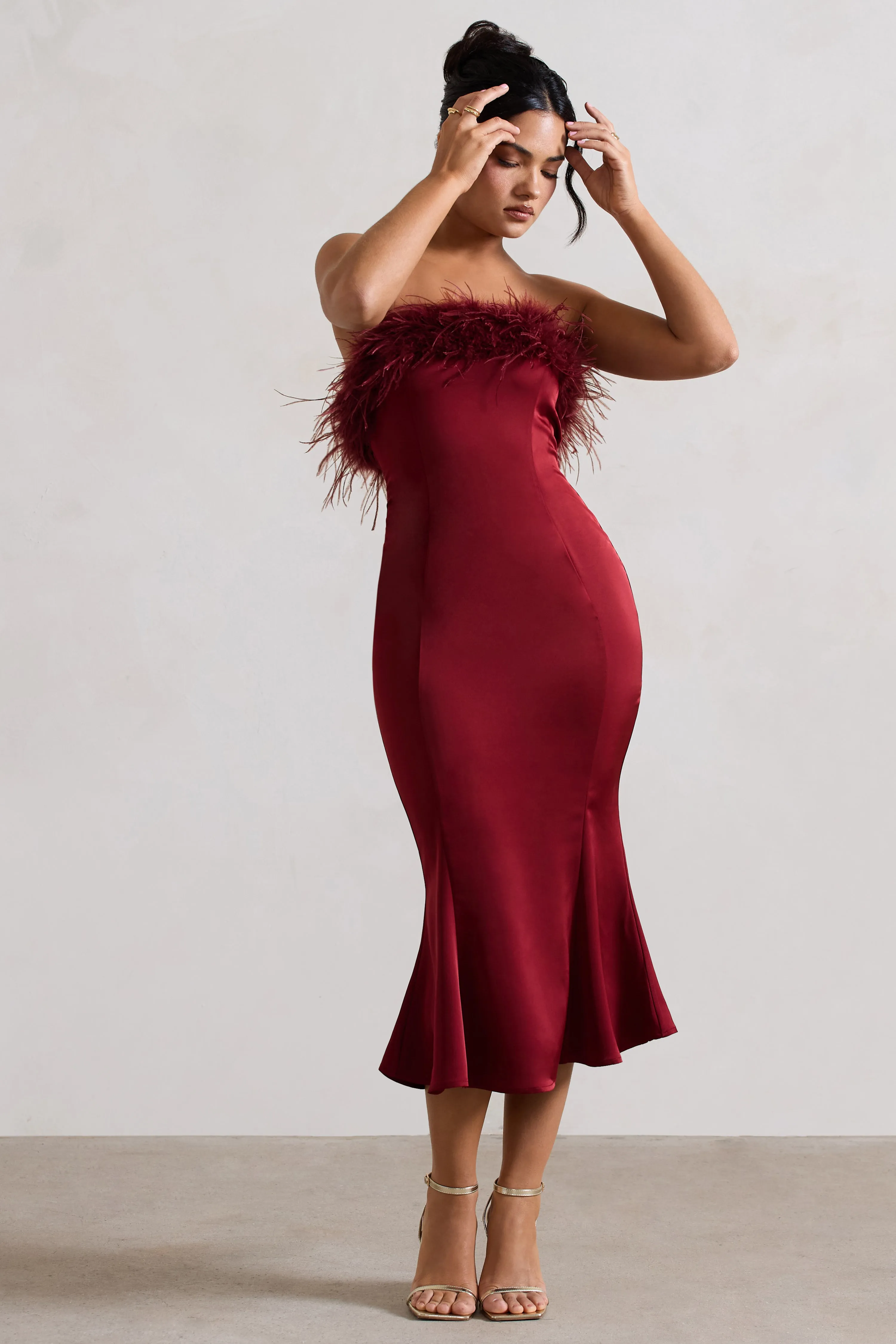 One And Only | Robe mi-longue en satin rouge cerise et bordure à plumes