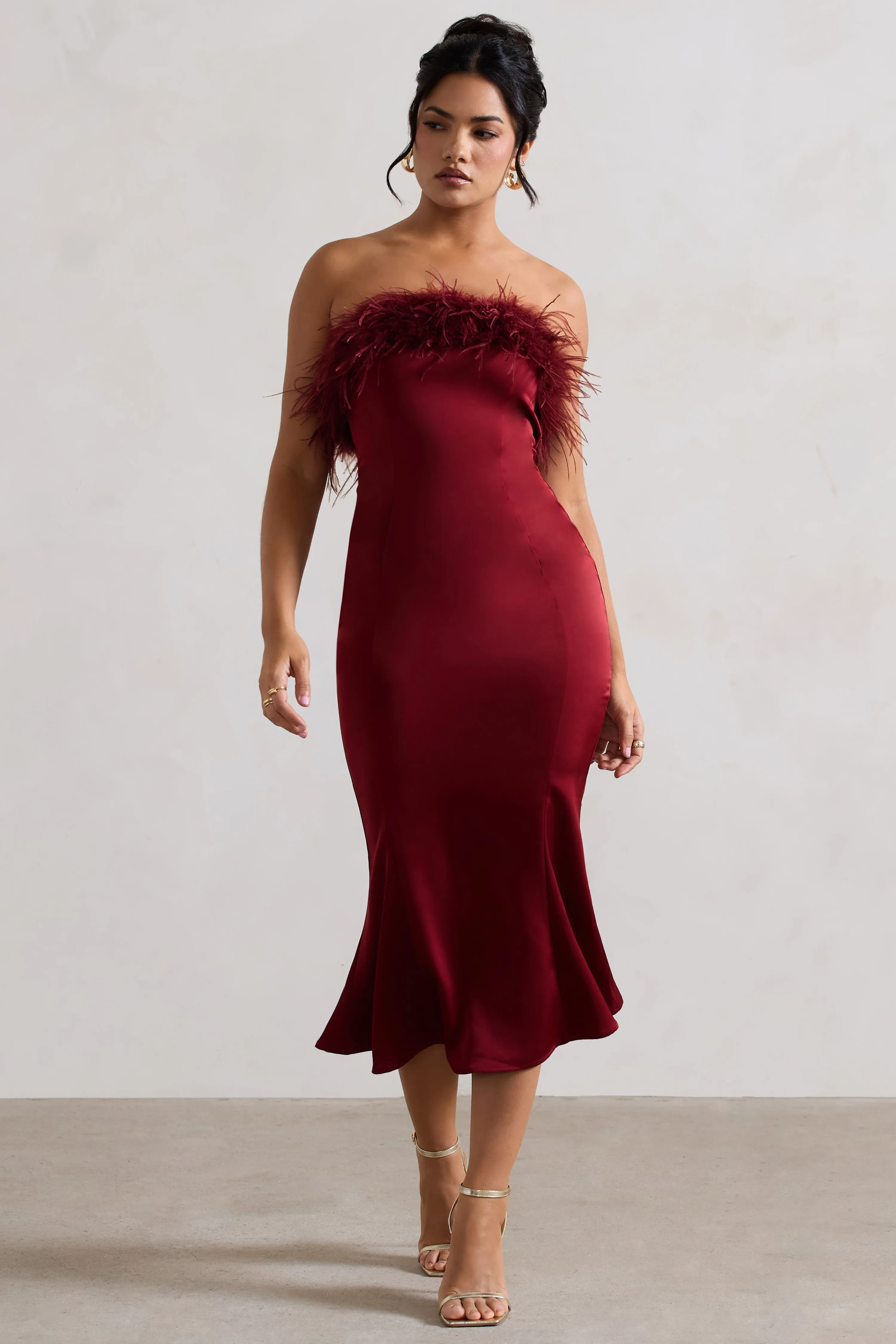 One And Only | Robe mi-longue en satin rouge cerise et bordure à plumes