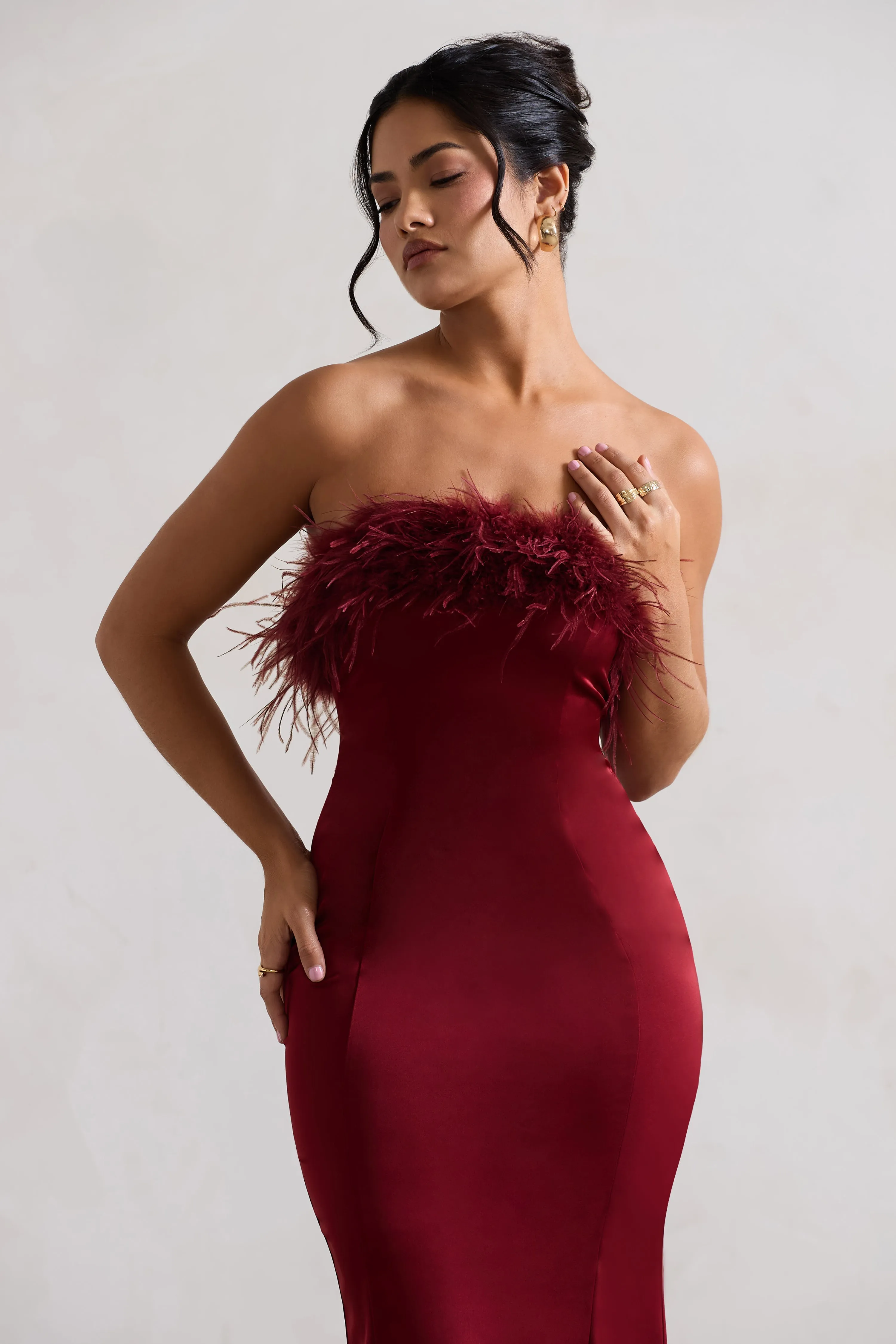 One And Only | Robe mi-longue en satin rouge cerise et bordure à plumes