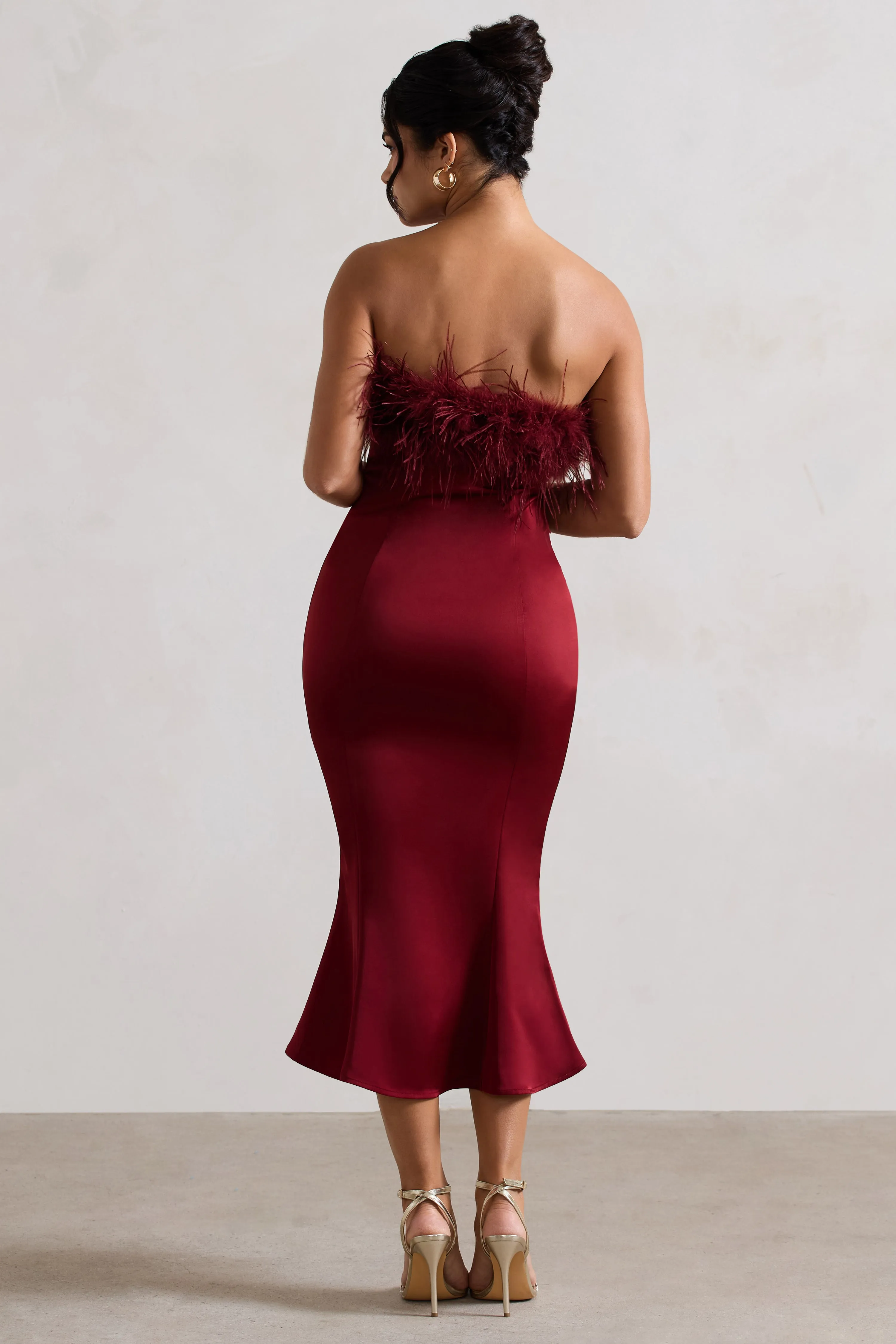 One And Only | Robe mi-longue en satin rouge cerise et bordure à plumes