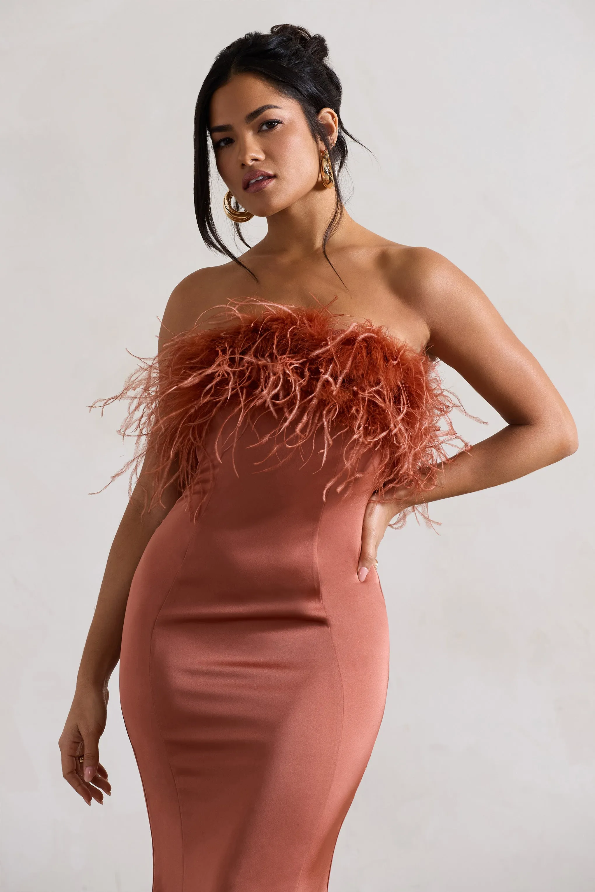 One And Only | Robe mi-longue en satin rouille et bordure de plumes