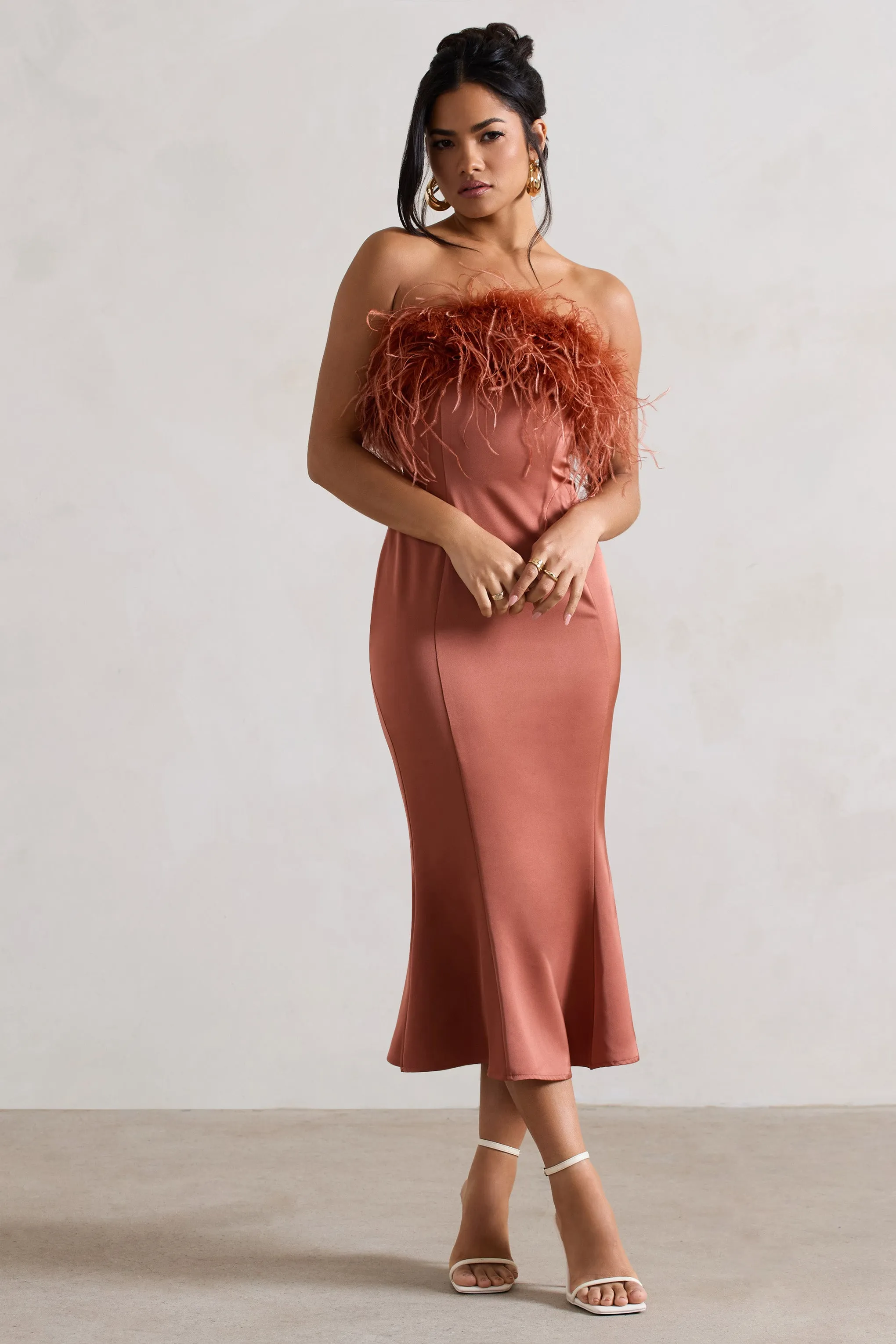 One And Only | Robe mi-longue en satin rouille et bordure de plumes