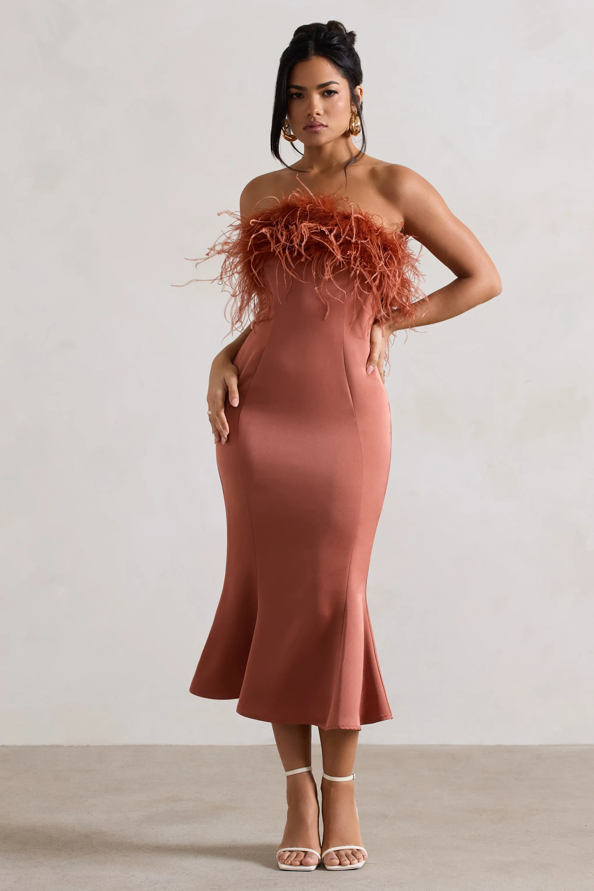 One And Only | Robe mi-longue en satin rouille et bordure de plumes