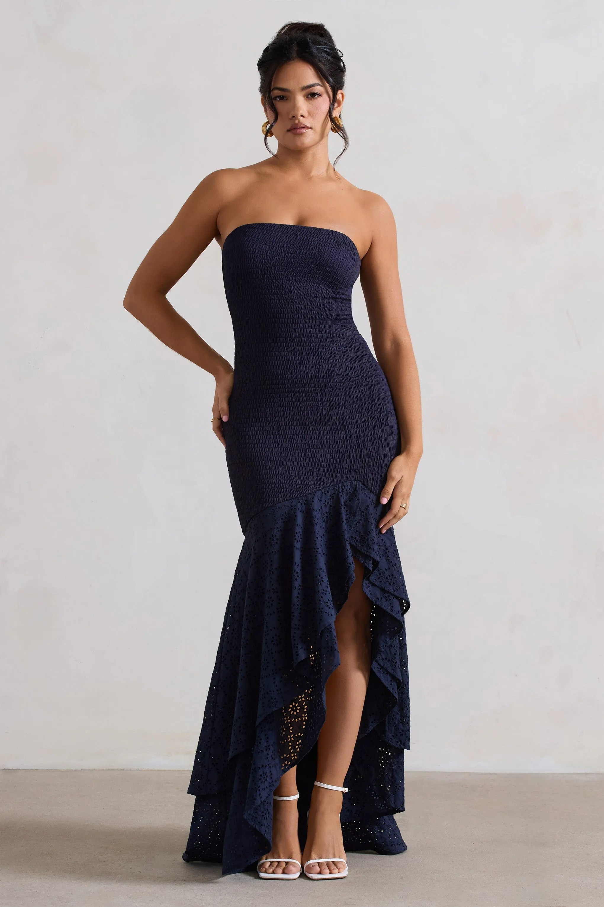 Solange | Robe longue brodée bleu marine à décolleté bandeau et longueur asymétrique