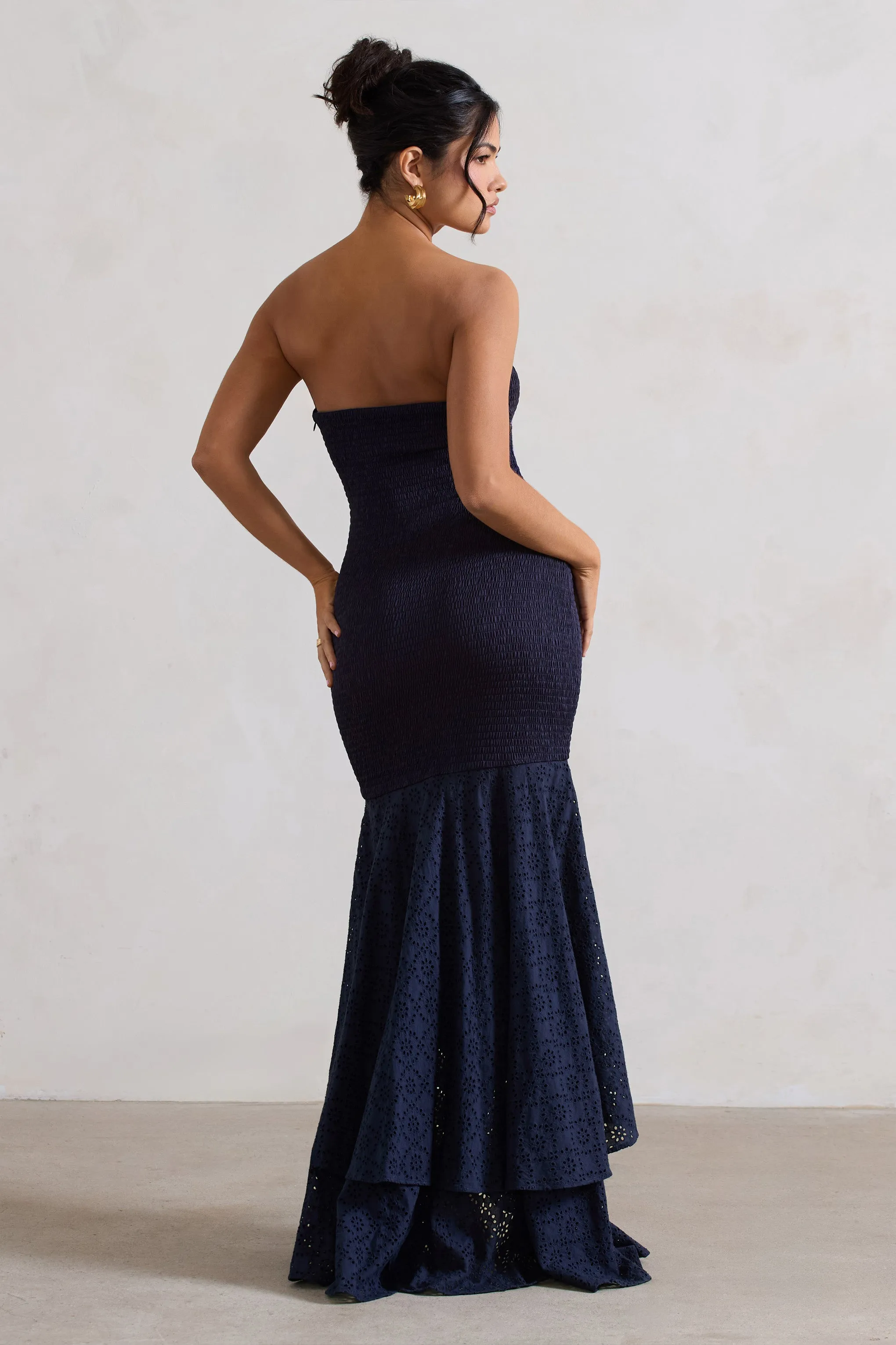 Solange | Robe longue brodée bleu marine à décolleté bandeau et longueur asymétrique